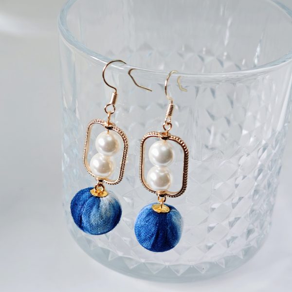 Handmade earrings with small designs, handmade blue dyed earrings, elegant women's jewelry, gold bag, gold ear hook, plant tie dye, ethnic - 图片 2