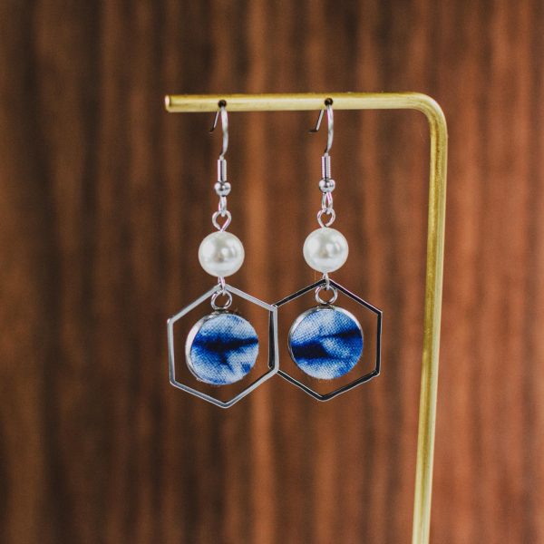 Handmade tie dye jewelry, geometric stainless steel earrings, women's niche design, pearl high-end feeling earrings, artistic and versatile - 图片 3