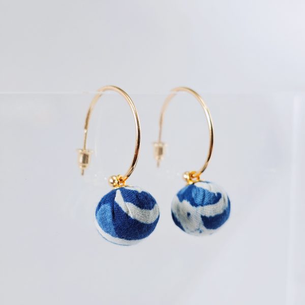 Plant blue dye printing and dyeing patterns, ethnic style, personality, semi-circular metal, C-shaped earrings, handmade earrings, simple temperament - Image 4