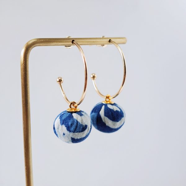 Plant blue dye printing and dyeing patterns, ethnic style, personality, semi-circular metal, C-shaped earrings, handmade earrings, simple temperament - Image 3