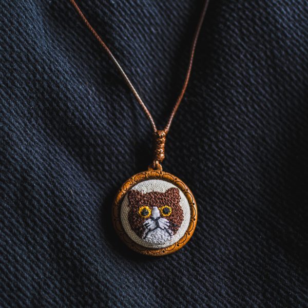 Cute cat face, cute embroidery pendant, wooden carving necklace pendant, artistic sweater chain, small and fresh girl adjustable gift - 图片 2