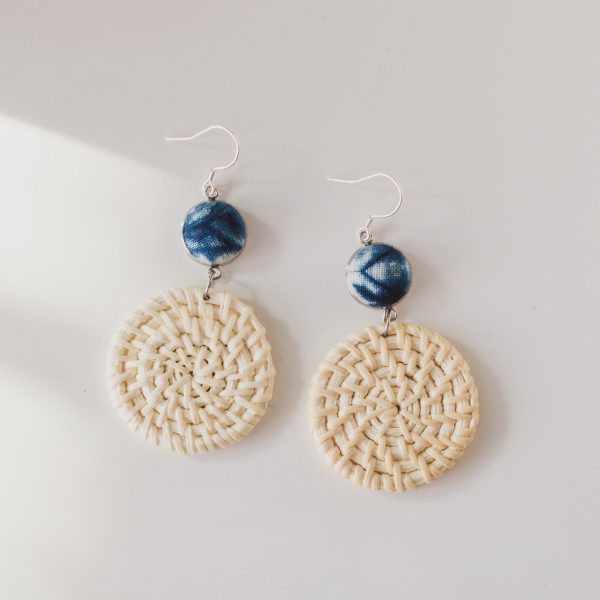 Vine woven grass woven round handmade blue dyed earrings, goddess earrings, Bohemian retro ethnic style s925 silver needle - 图片 4