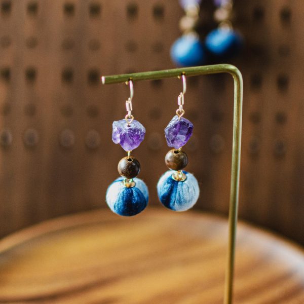 Handmade tie dye earrings made of natural raw stones, irregular amethyst earrings, niche design, artistic and elegant high-end feel for women - 图片 2