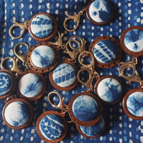 Handmade tie dye, blue dye, INDIGO vintage clothing, wooden keychains, bags, pendants, accessories, gifts - 图片 4