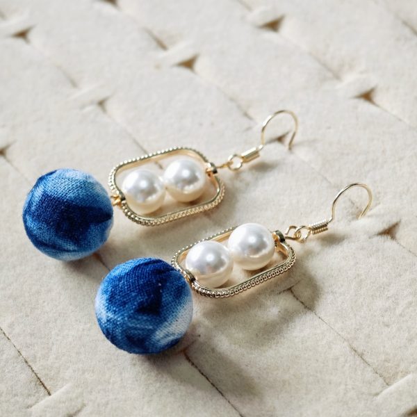 Handmade earrings with small designs, handmade blue dyed earrings, elegant women's jewelry, gold bag, gold ear hook, plant tie dye, ethnic - 图片 3