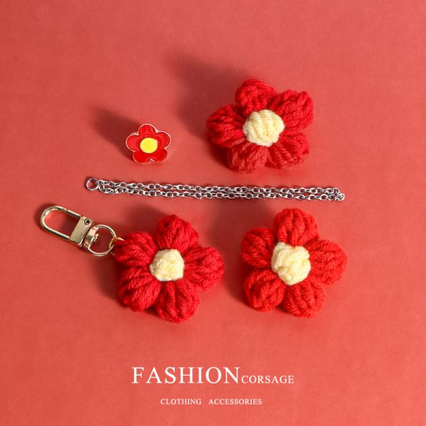 A small red flower chain brooch with key chain around Yiyang Qianxi Lovers' lovely students' brooch accessories