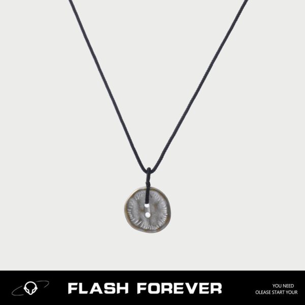 FLASHFOREVER irregular vintage round button necklace for men and women, simple retro, niche couple pendant